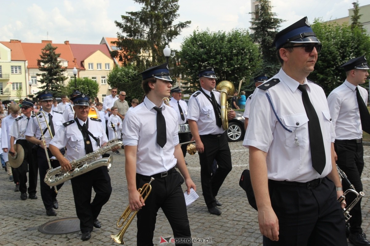 Boże Ciało 2024: Procesja w kościele pw. Nawiedzenia NMP w Ostrołęce [30.05.2024] - zdjęcie #75 - eOstroleka.pl