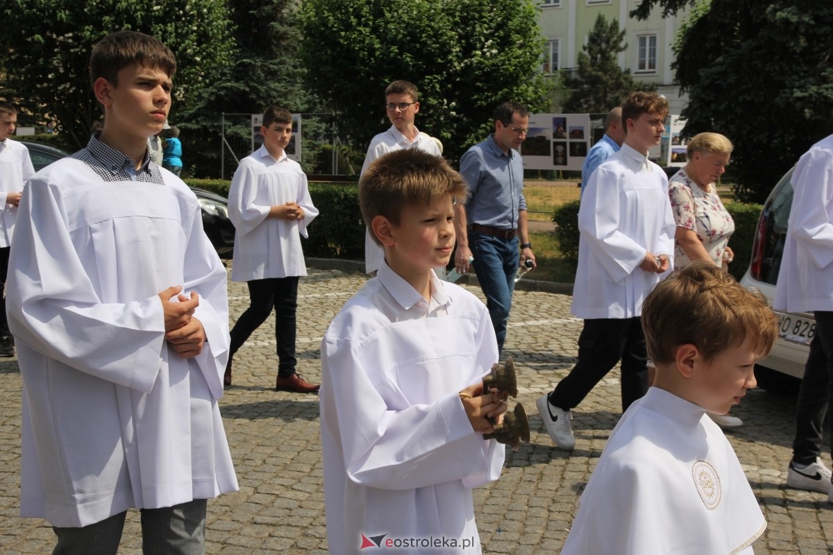 Boże Ciało 2024: Procesja w kościele pw. Nawiedzenia NMP w Ostrołęce [30.05.2024] - zdjęcie #67 - eOstroleka.pl