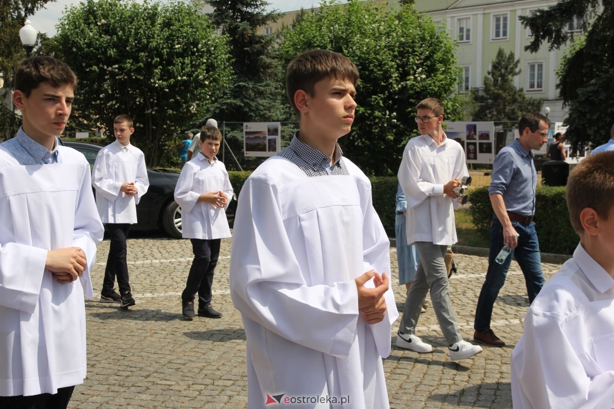 Boże Ciało 2024: Procesja w kościele pw. Nawiedzenia NMP w Ostrołęce [30.05.2024] - zdjęcie #66 - eOstroleka.pl