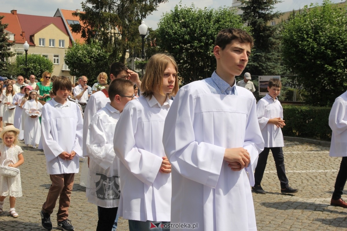 Boże Ciało 2024: Procesja w kościele pw. Nawiedzenia NMP w Ostrołęce [30.05.2024] - zdjęcie #65 - eOstroleka.pl