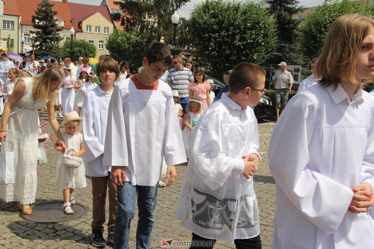 Boże Ciało 2024: Procesja w kościele pw. Nawiedzenia NMP w Ostrołęce [30.05.2024] - zdjęcie #64 - eOstroleka.pl