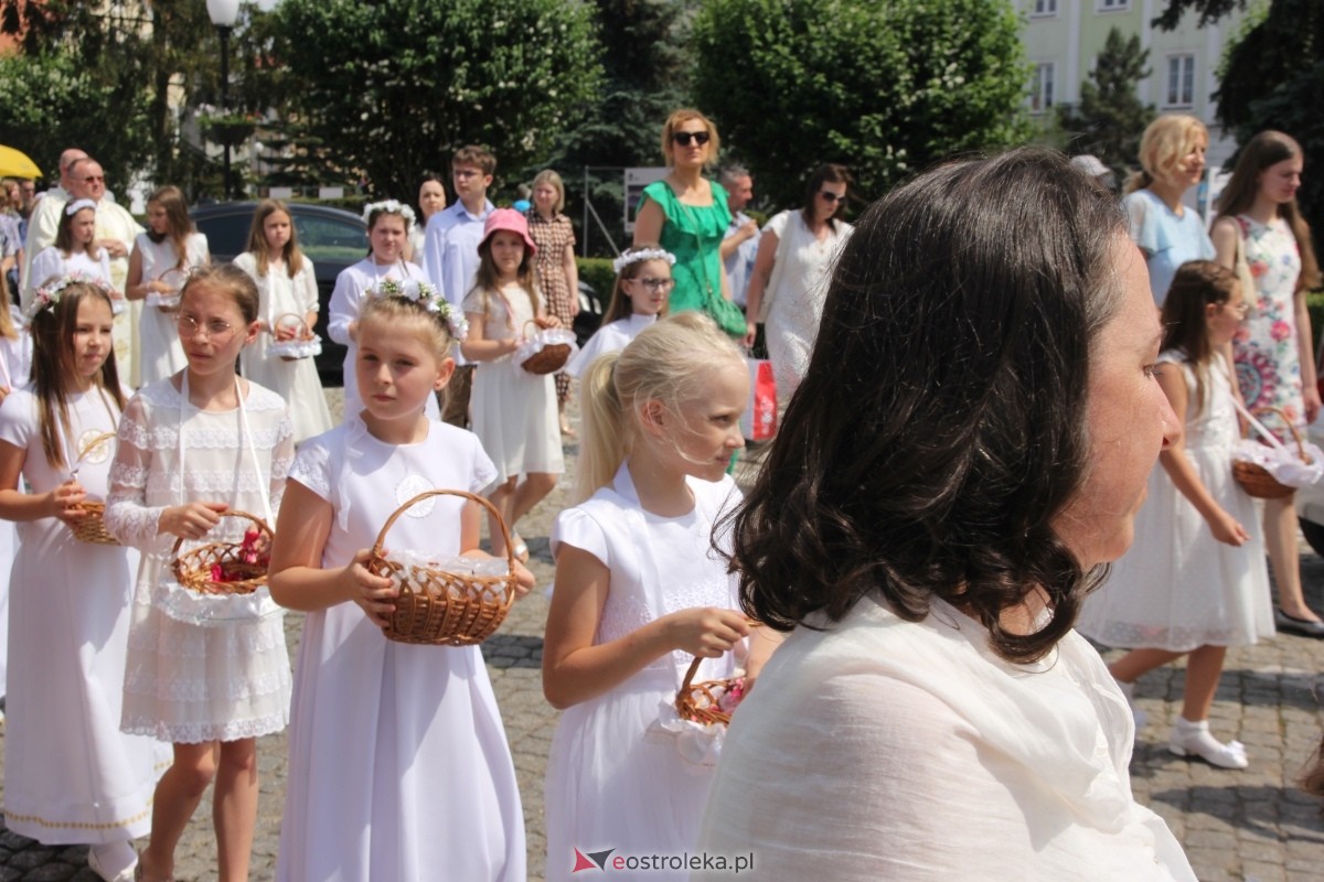 Boże Ciało 2024: Procesja w kościele pw. Nawiedzenia NMP w Ostrołęce [30.05.2024] - zdjęcie #62 - eOstroleka.pl