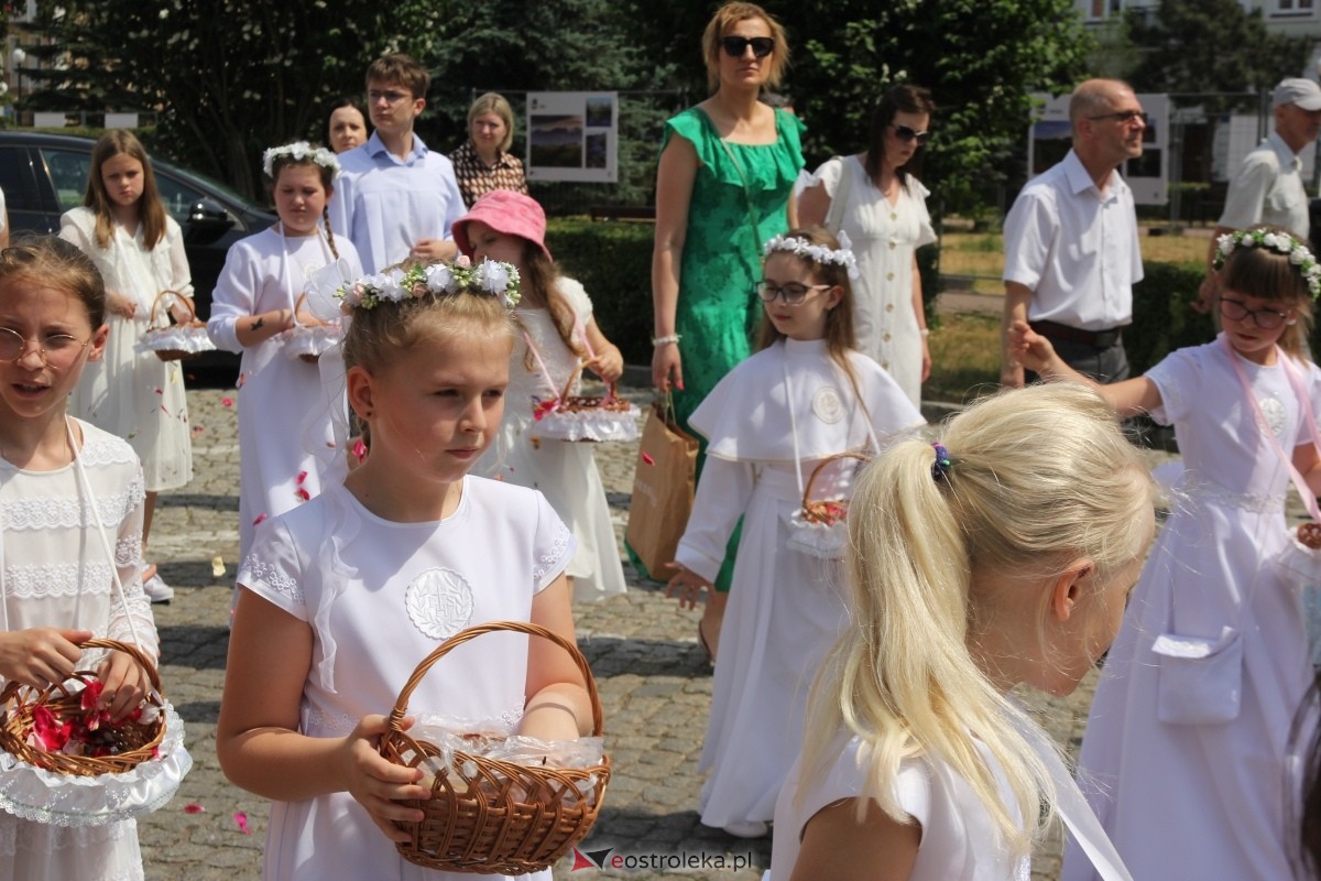 Boże Ciało 2024: Procesja w kościele pw. Nawiedzenia NMP w Ostrołęce [30.05.2024] - zdjęcie #61 - eOstroleka.pl