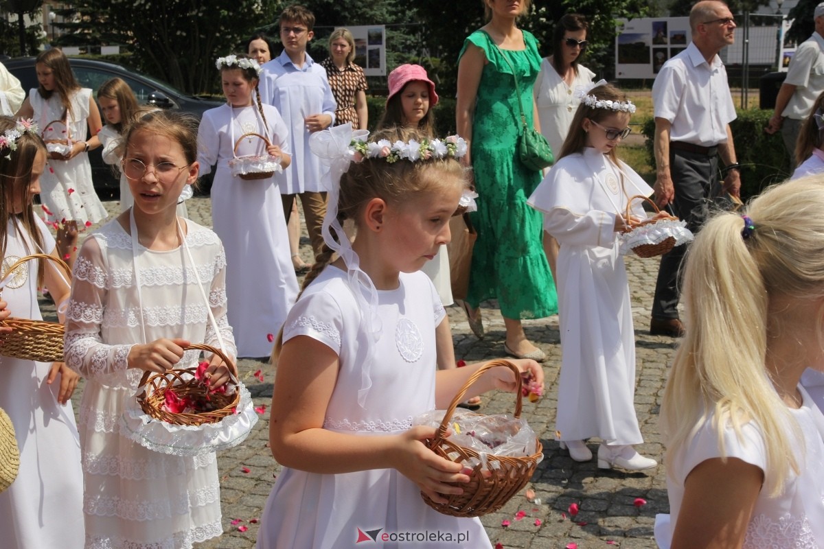 Boże Ciało 2024: Procesja w kościele pw. Nawiedzenia NMP w Ostrołęce [30.05.2024] - zdjęcie #60 - eOstroleka.pl