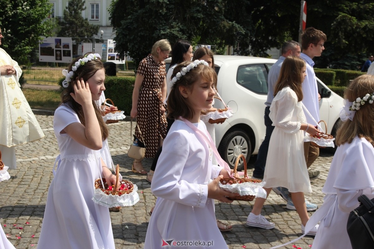Boże Ciało 2024: Procesja w kościele pw. Nawiedzenia NMP w Ostrołęce [30.05.2024] - zdjęcie #59 - eOstroleka.pl