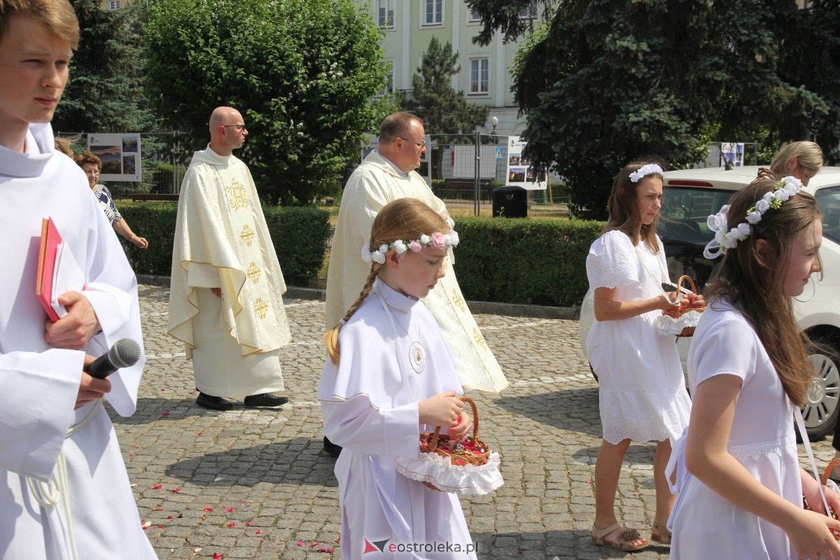 Boże Ciało 2024: Procesja w kościele pw. Nawiedzenia NMP w Ostrołęce [30.05.2024] - zdjęcie #58 - eOstroleka.pl