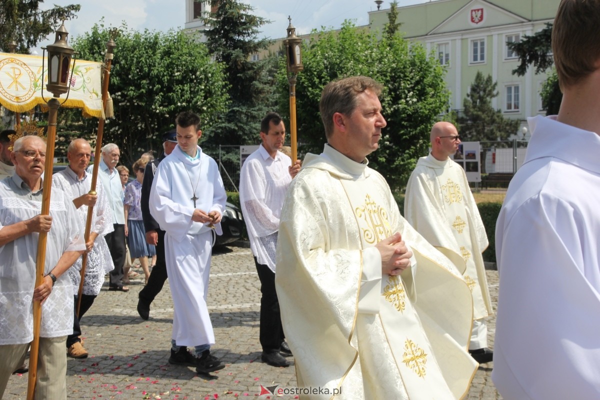 Boże Ciało 2024: Procesja w kościele pw. Nawiedzenia NMP w Ostrołęce [30.05.2024] - zdjęcie #56 - eOstroleka.pl