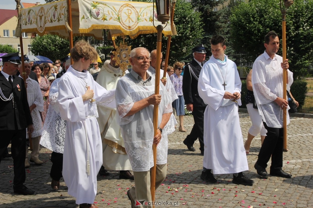 Boże Ciało 2024: Procesja w kościele pw. Nawiedzenia NMP w Ostrołęce [30.05.2024] - zdjęcie #55 - eOstroleka.pl