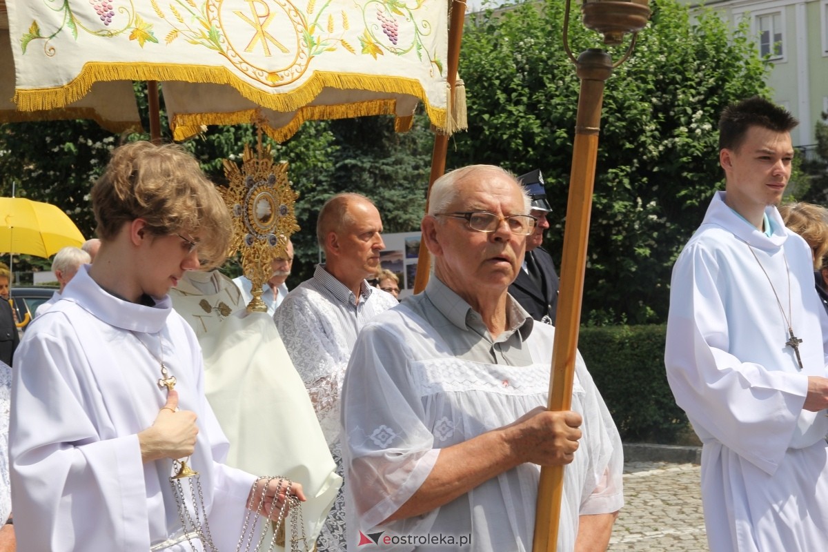 Boże Ciało 2024: Procesja w kościele pw. Nawiedzenia NMP w Ostrołęce [30.05.2024] - zdjęcie #53 - eOstroleka.pl