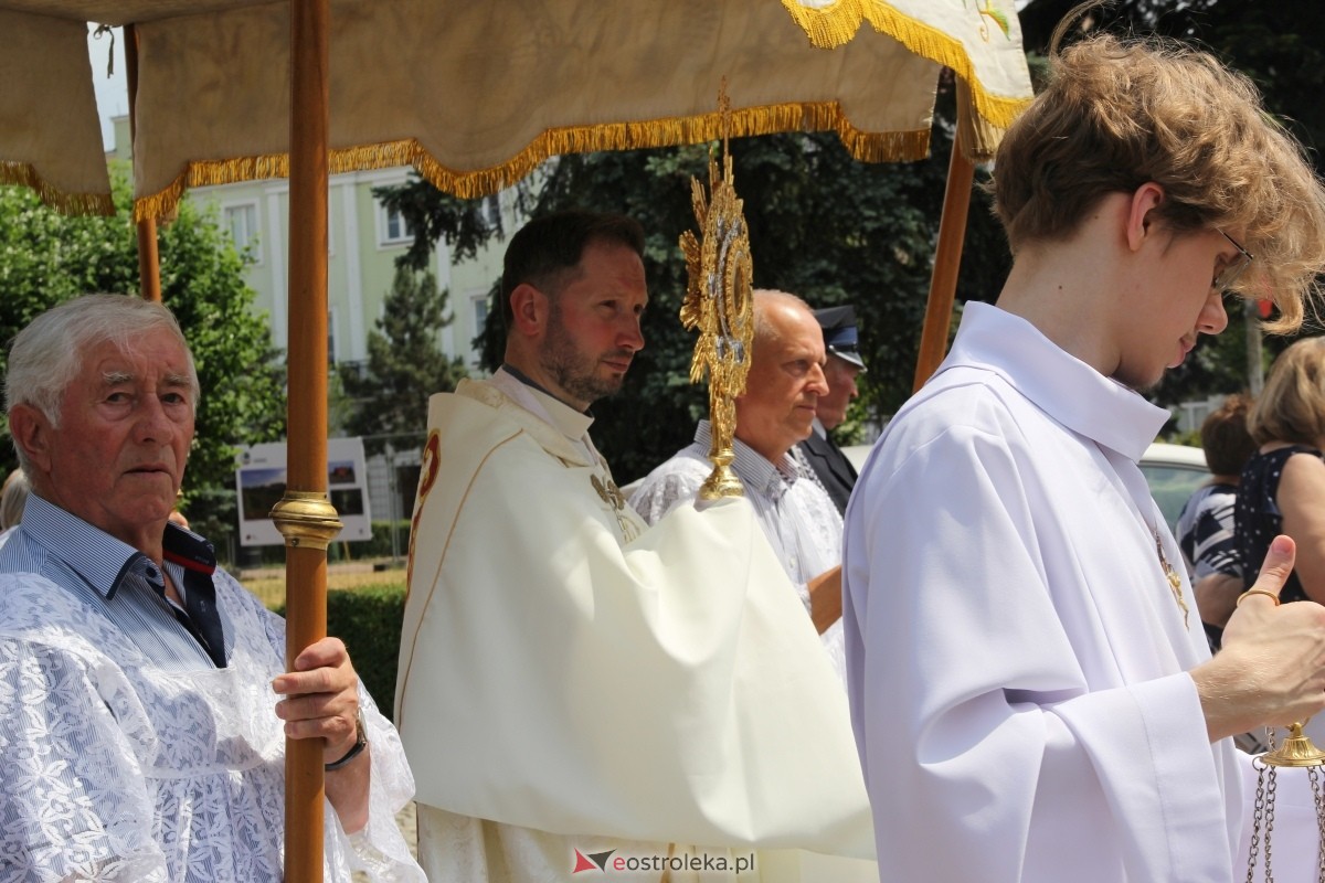 Boże Ciało 2024: Procesja w kościele pw. Nawiedzenia NMP w Ostrołęce [30.05.2024] - zdjęcie #49 - eOstroleka.pl
