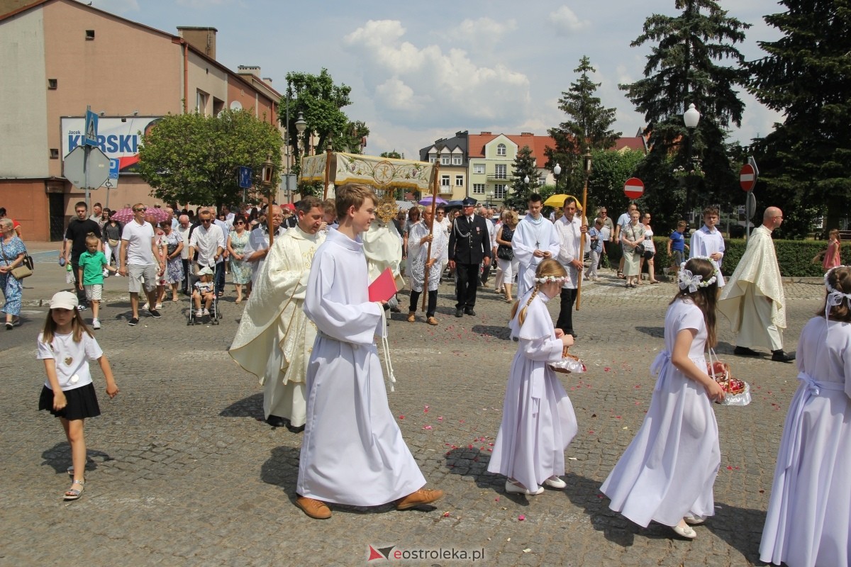 Boże Ciało 2024: Procesja w kościele pw. Nawiedzenia NMP w Ostrołęce [30.05.2024] - zdjęcie #47 - eOstroleka.pl