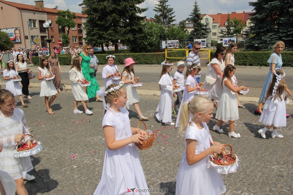 Boże Ciało 2024: Procesja w kościele pw. Nawiedzenia NMP w Ostrołęce [30.05.2024] - zdjęcie #45 - eOstroleka.pl
