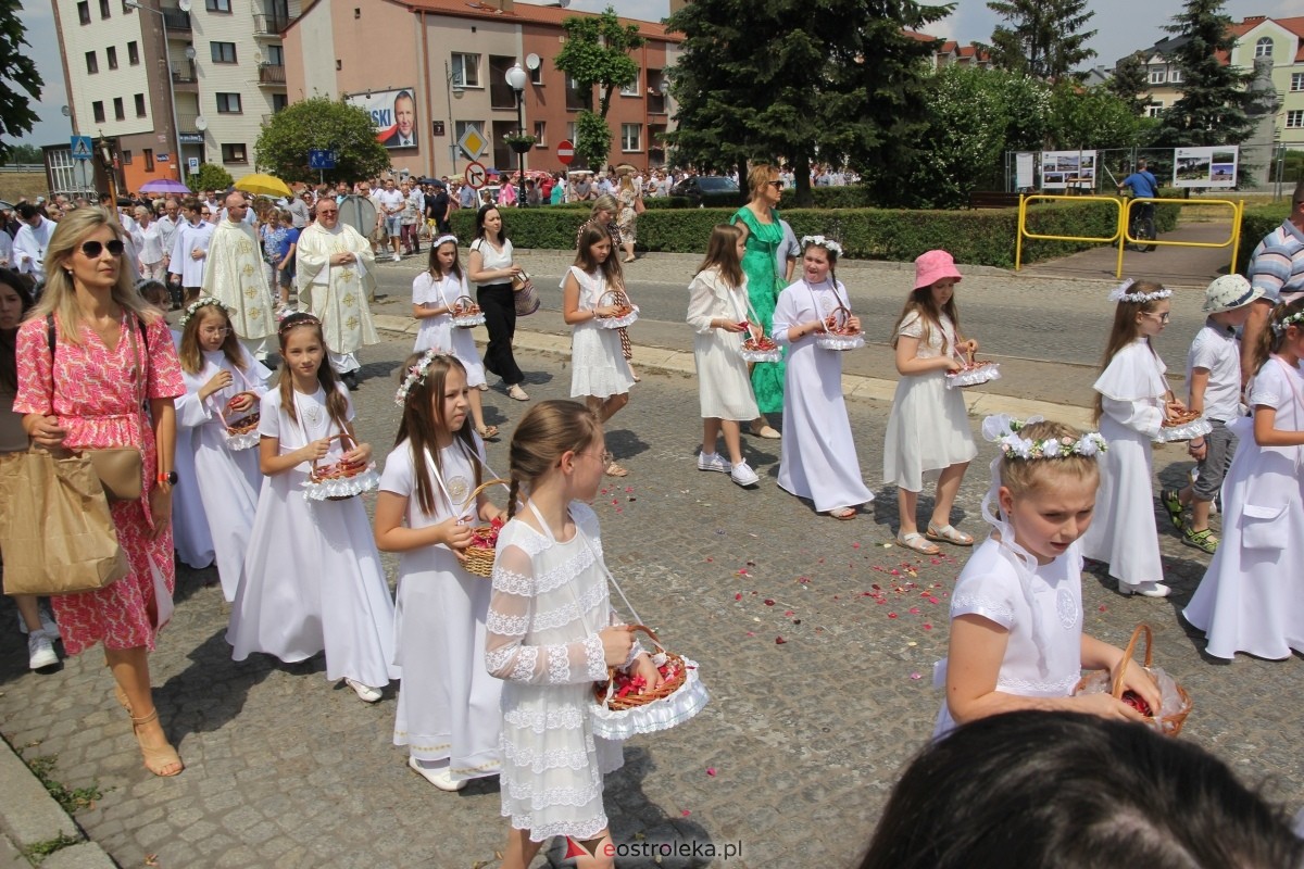 Boże Ciało 2024: Procesja w kościele pw. Nawiedzenia NMP w Ostrołęce [30.05.2024] - zdjęcie #44 - eOstroleka.pl