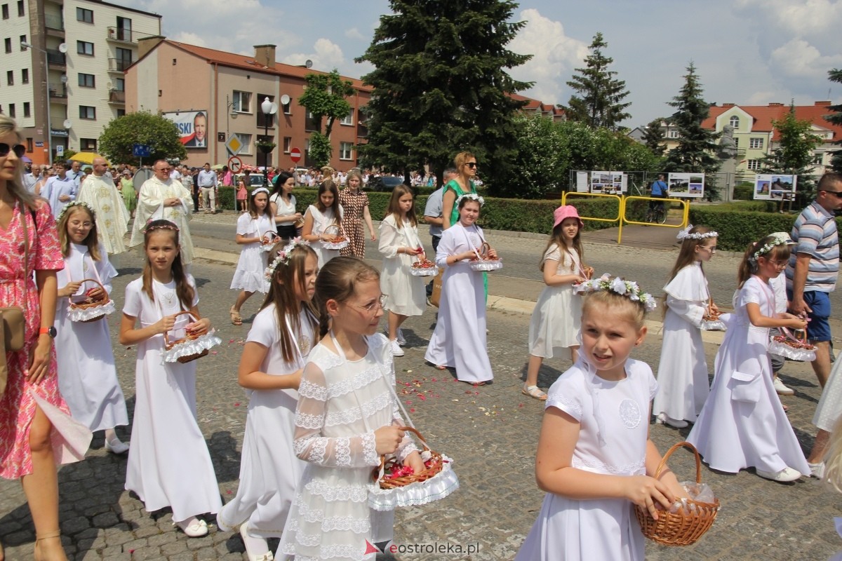 Boże Ciało 2024: Procesja w kościele pw. Nawiedzenia NMP w Ostrołęce [30.05.2024] - zdjęcie #43 - eOstroleka.pl