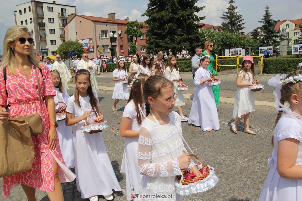 Boże Ciało 2024: Procesja w kościele pw. Nawiedzenia NMP w Ostrołęce [30.05.2024] - zdjęcie #42 - eOstroleka.pl