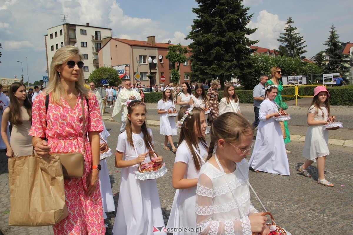 Boże Ciało 2024: Procesja w kościele pw. Nawiedzenia NMP w Ostrołęce [30.05.2024] - zdjęcie #41 - eOstroleka.pl