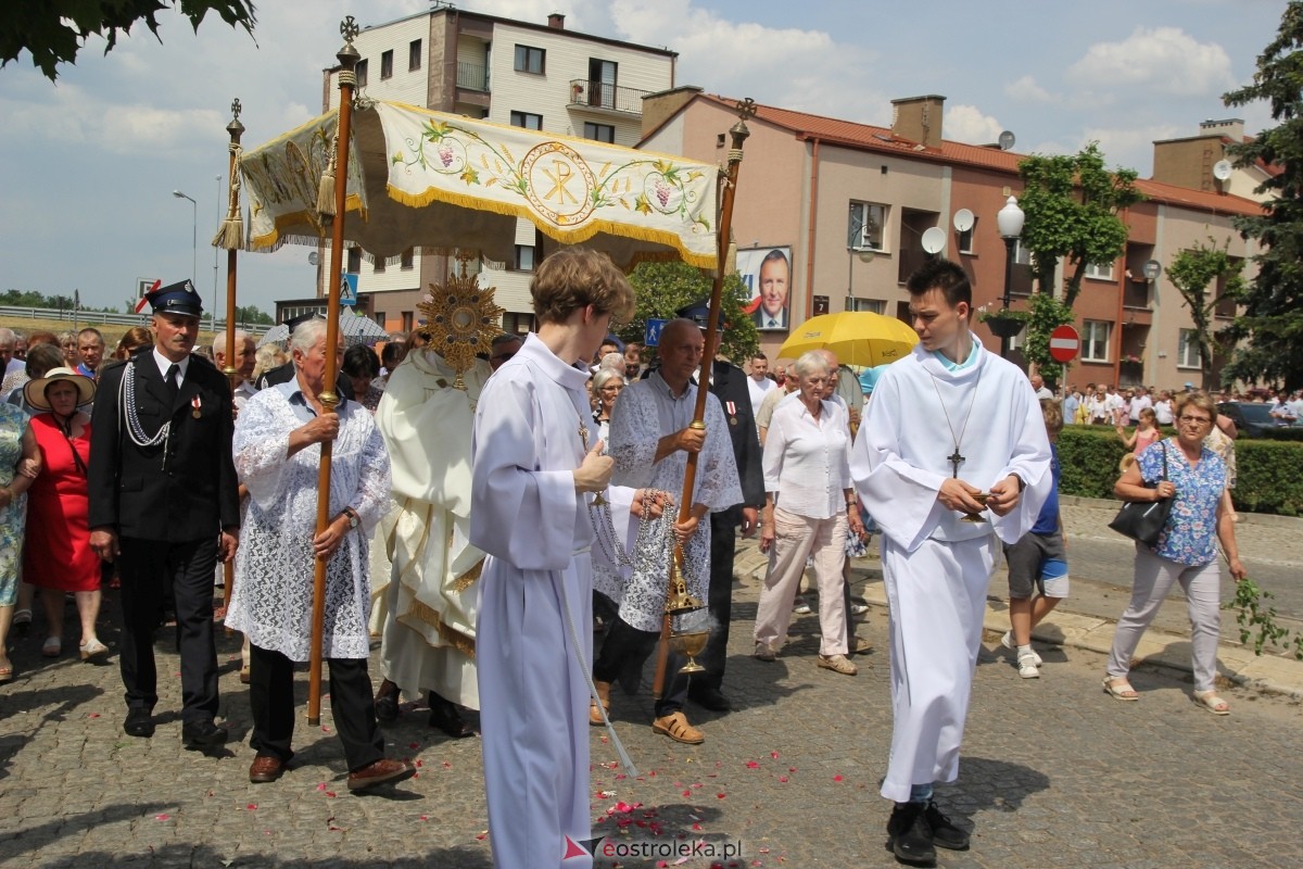 Boże Ciało 2024: Procesja w kościele pw. Nawiedzenia NMP w Ostrołęce [30.05.2024] - zdjęcie #40 - eOstroleka.pl