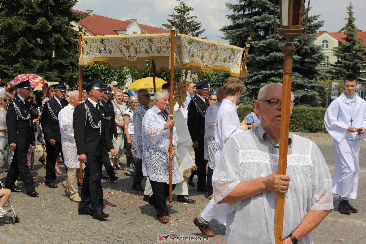 Boże Ciało 2024: Procesja w kościele pw. Nawiedzenia NMP w Ostrołęce [30.05.2024] - zdjęcie #31 - eOstroleka.pl