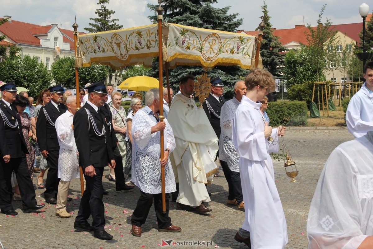 Boże Ciało 2024: Procesja w kościele pw. Nawiedzenia NMP w Ostrołęce [30.05.2024] - zdjęcie #30 - eOstroleka.pl
