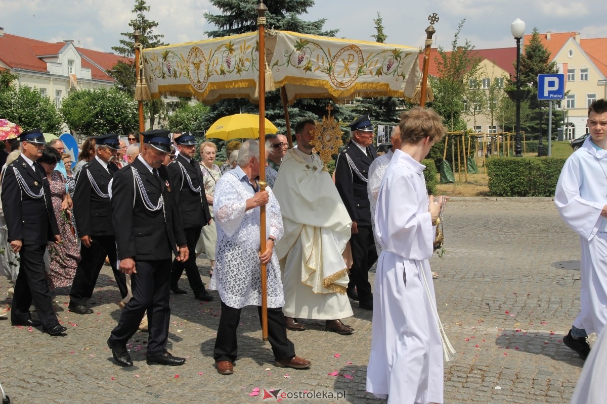 Boże Ciało 2024: Procesja w kościele pw. Nawiedzenia NMP w Ostrołęce [30.05.2024] - zdjęcie #29 - eOstroleka.pl