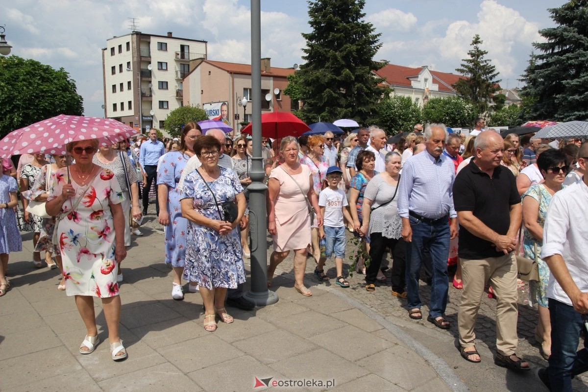 Boże Ciało 2024: Procesja w kościele pw. Nawiedzenia NMP w Ostrołęce [30.05.2024] - zdjęcie #25 - eOstroleka.pl