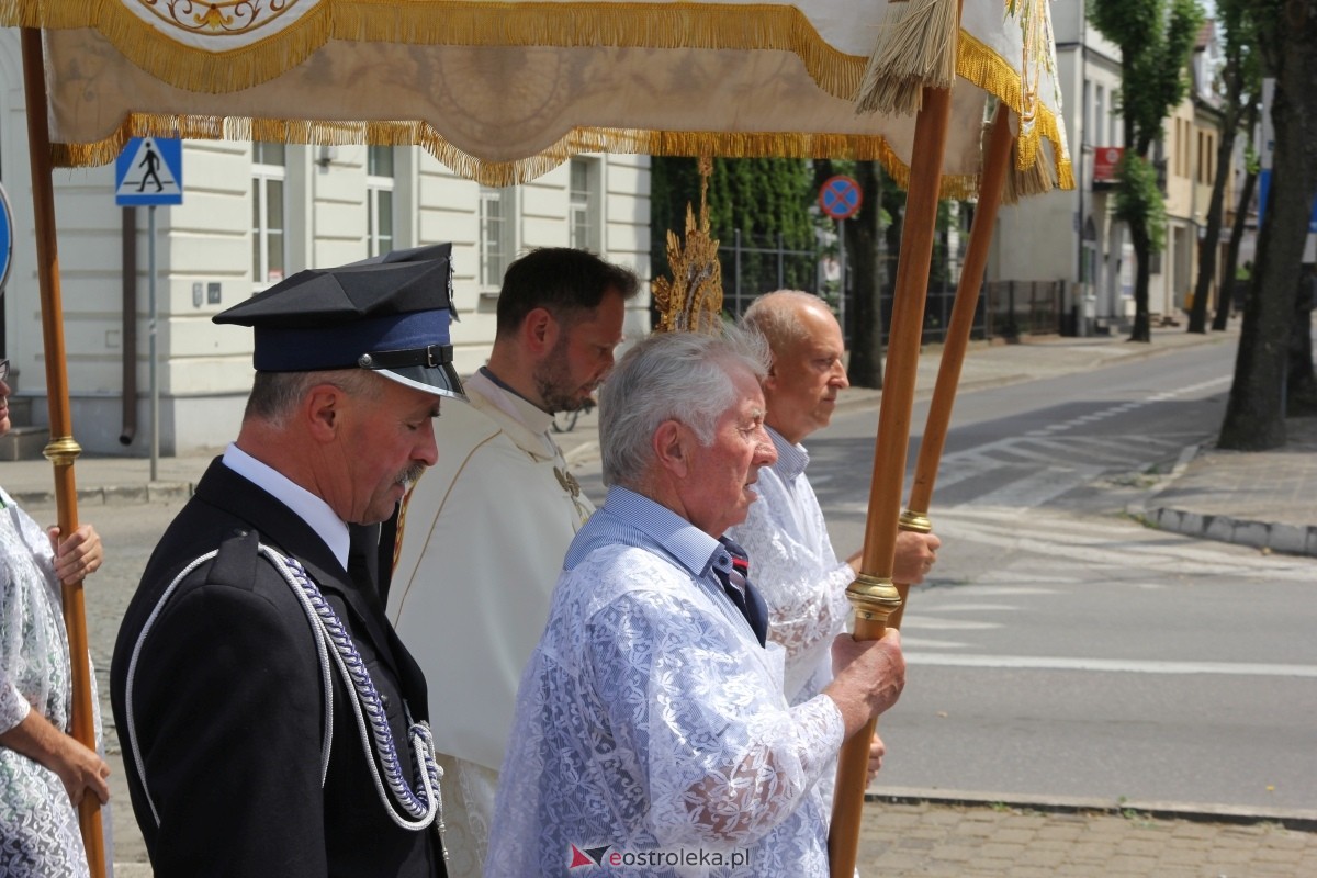 Boże Ciało 2024: Procesja w kościele pw. Nawiedzenia NMP w Ostrołęce [30.05.2024] - zdjęcie #23 - eOstroleka.pl