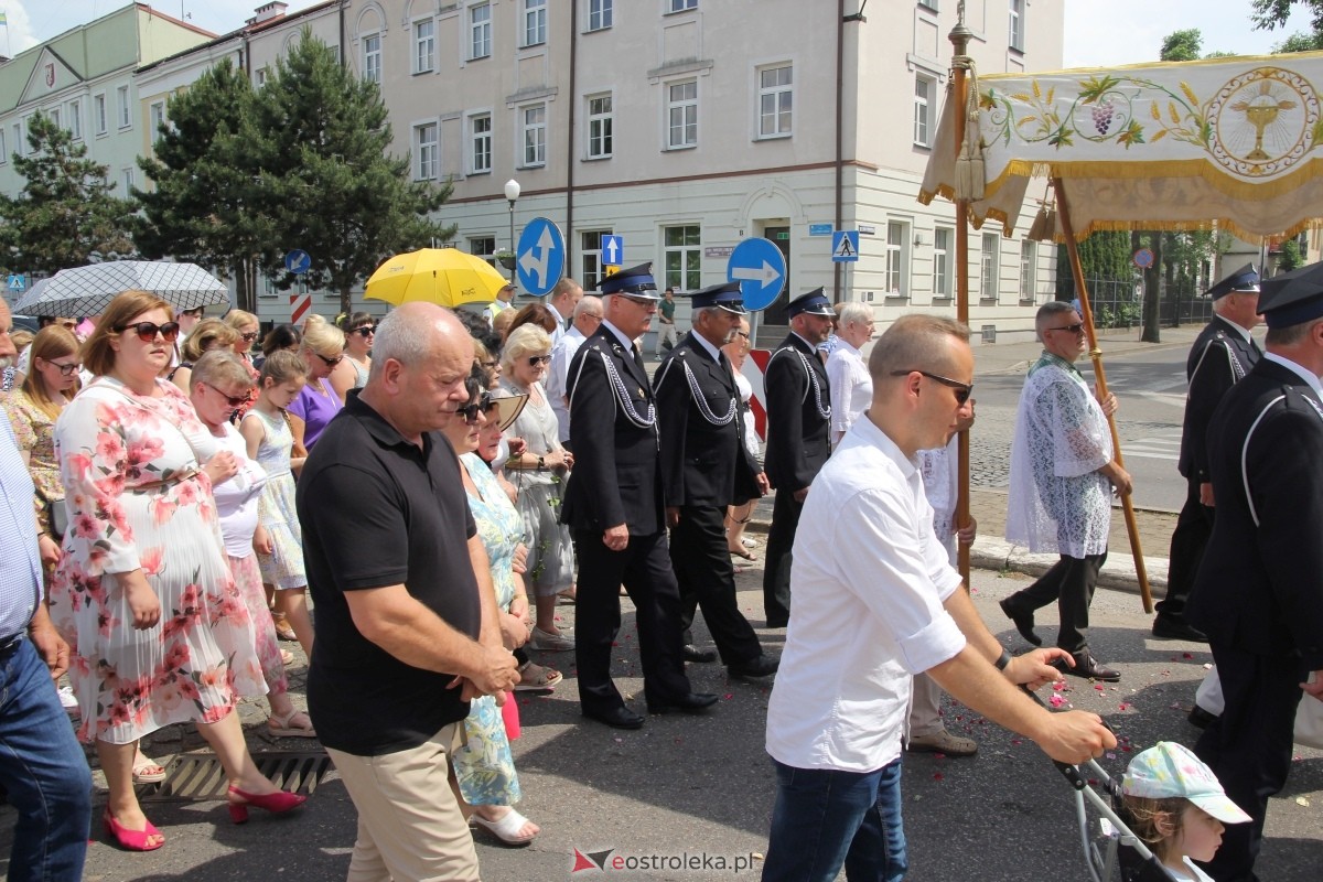 Boże Ciało 2024: Procesja w kościele pw. Nawiedzenia NMP w Ostrołęce [30.05.2024] - zdjęcie #22 - eOstroleka.pl