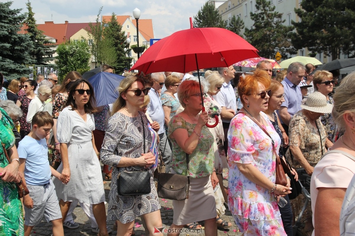 Boże Ciało 2024: Procesja w kościele pw. Nawiedzenia NMP w Ostrołęce [30.05.2024] - zdjęcie #17 - eOstroleka.pl