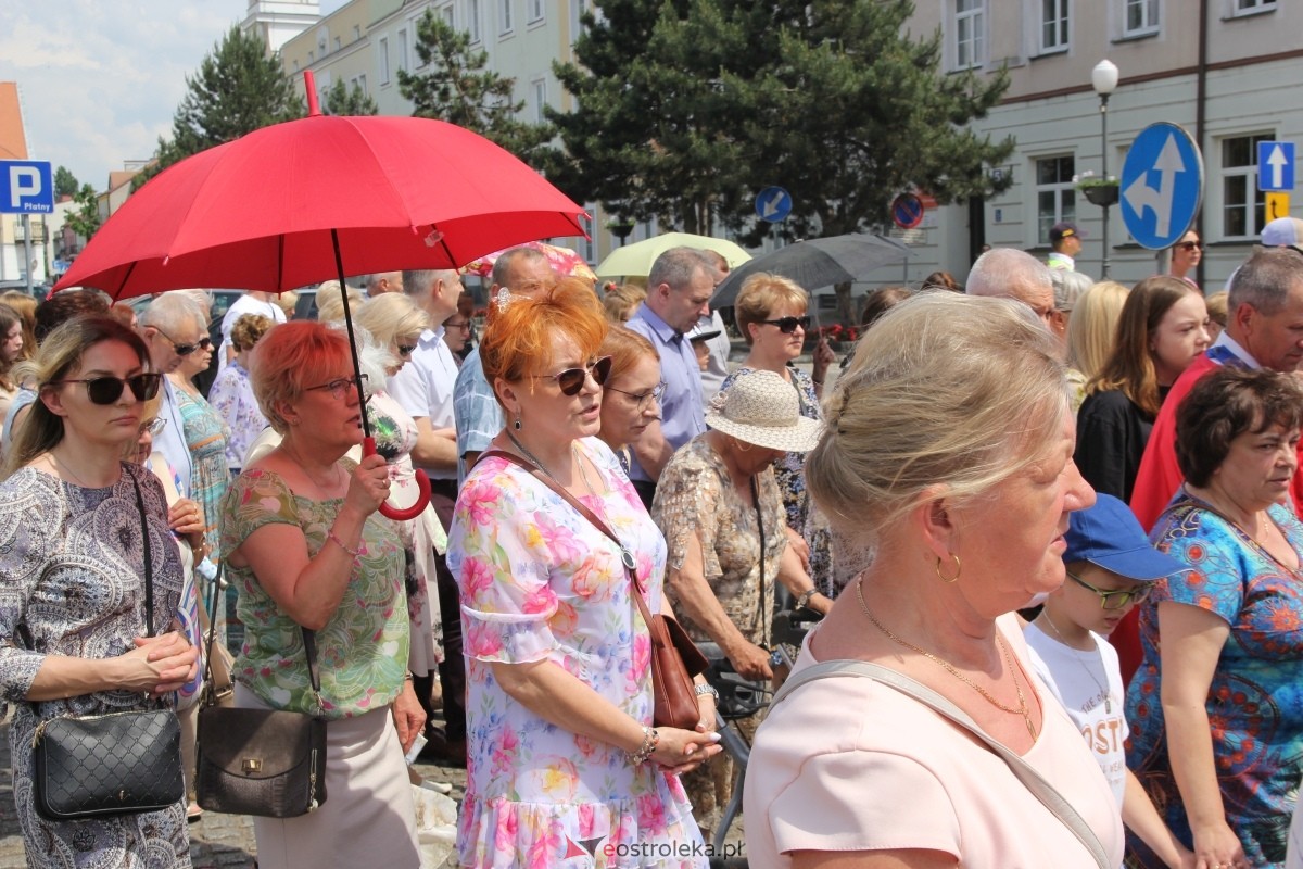 Boże Ciało 2024: Procesja w kościele pw. Nawiedzenia NMP w Ostrołęce [30.05.2024] - zdjęcie #16 - eOstroleka.pl