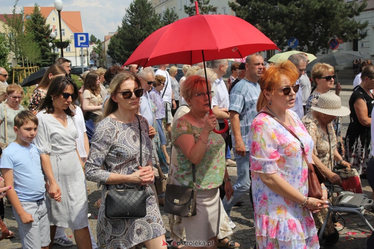 Boże Ciało 2024: Procesja w kościele pw. Nawiedzenia NMP w Ostrołęce [30.05.2024] - zdjęcie #15 - eOstroleka.pl