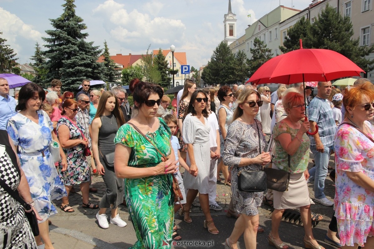 Boże Ciało 2024: Procesja w kościele pw. Nawiedzenia NMP w Ostrołęce [30.05.2024] - zdjęcie #14 - eOstroleka.pl