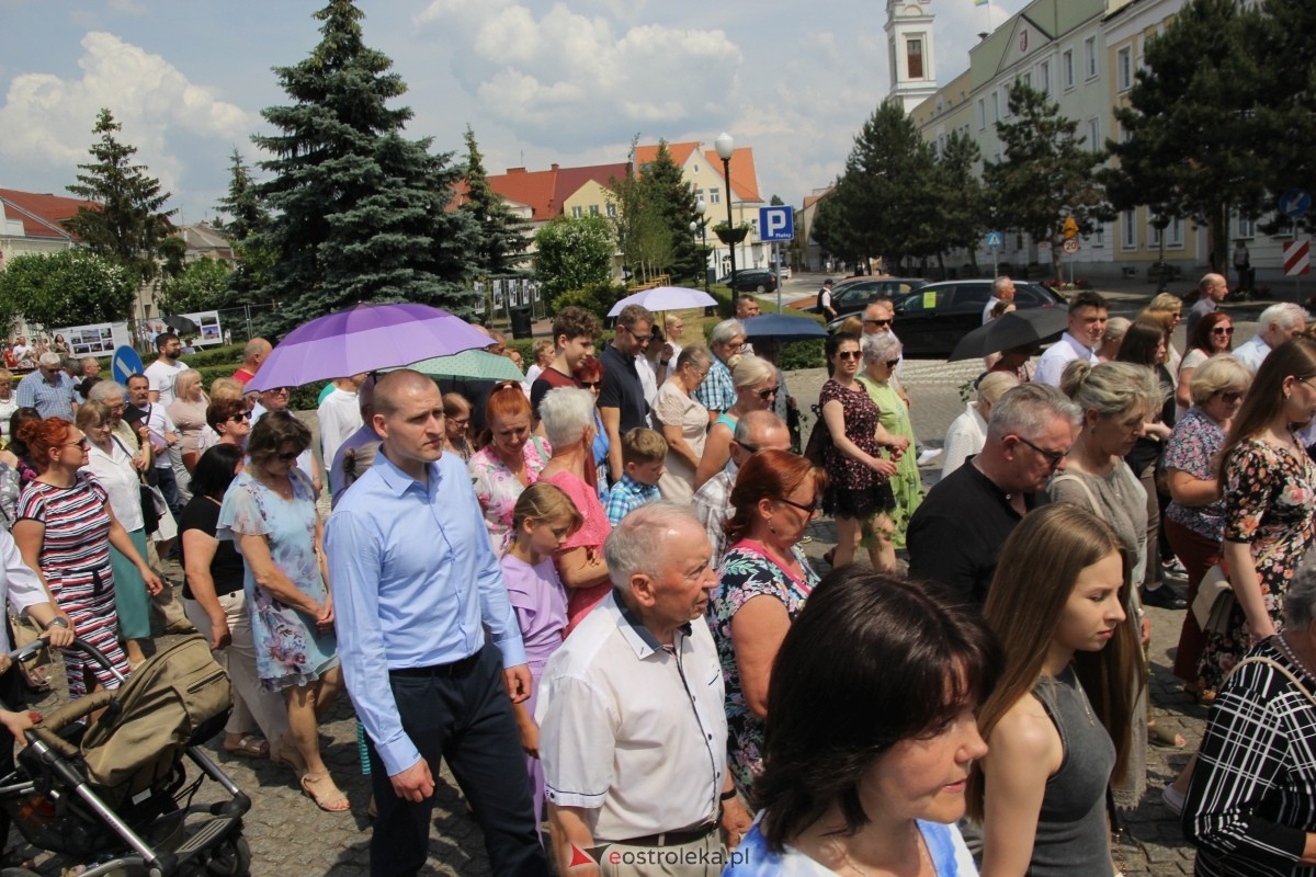 Boże Ciało 2024: Procesja w kościele pw. Nawiedzenia NMP w Ostrołęce [30.05.2024] - zdjęcie #13 - eOstroleka.pl