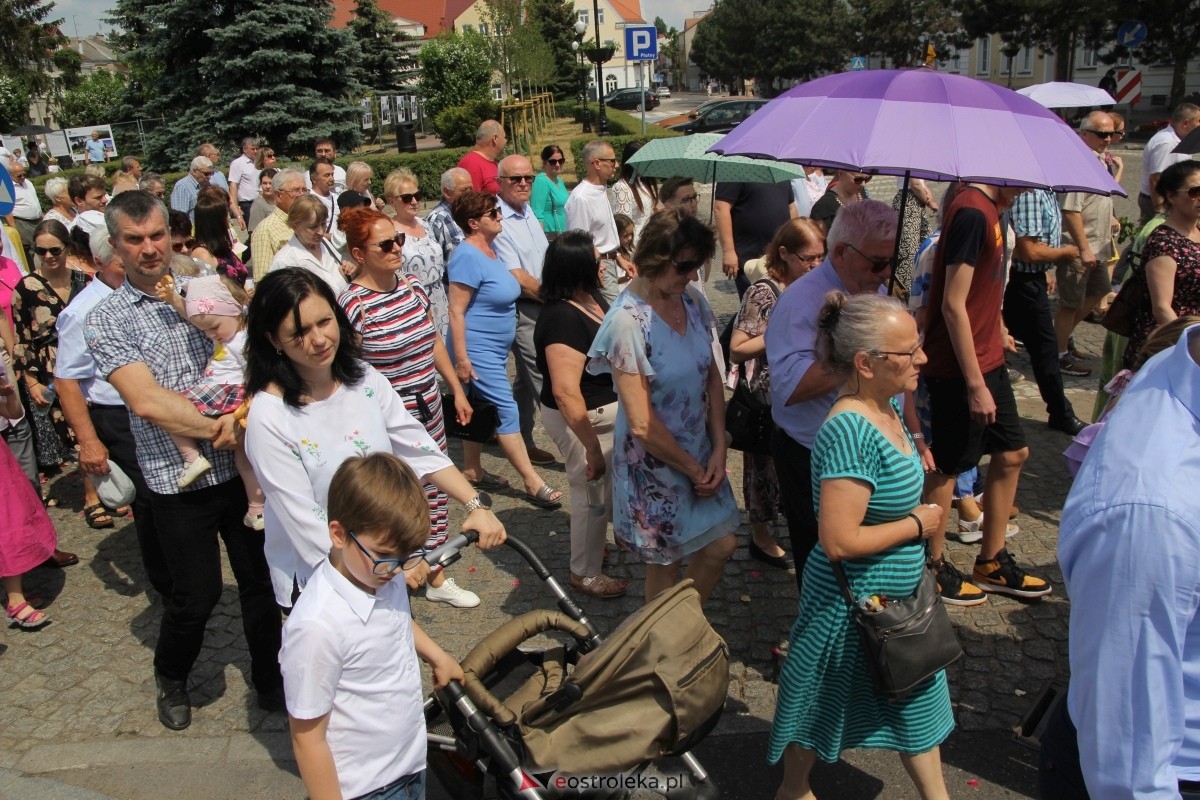 Boże Ciało 2024: Procesja w kościele pw. Nawiedzenia NMP w Ostrołęce [30.05.2024] - zdjęcie #11 - eOstroleka.pl