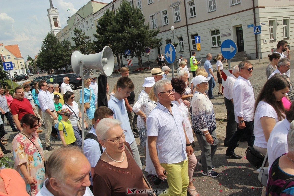 Boże Ciało 2024: Procesja w kościele pw. Nawiedzenia NMP w Ostrołęce [30.05.2024] - zdjęcie #5 - eOstroleka.pl