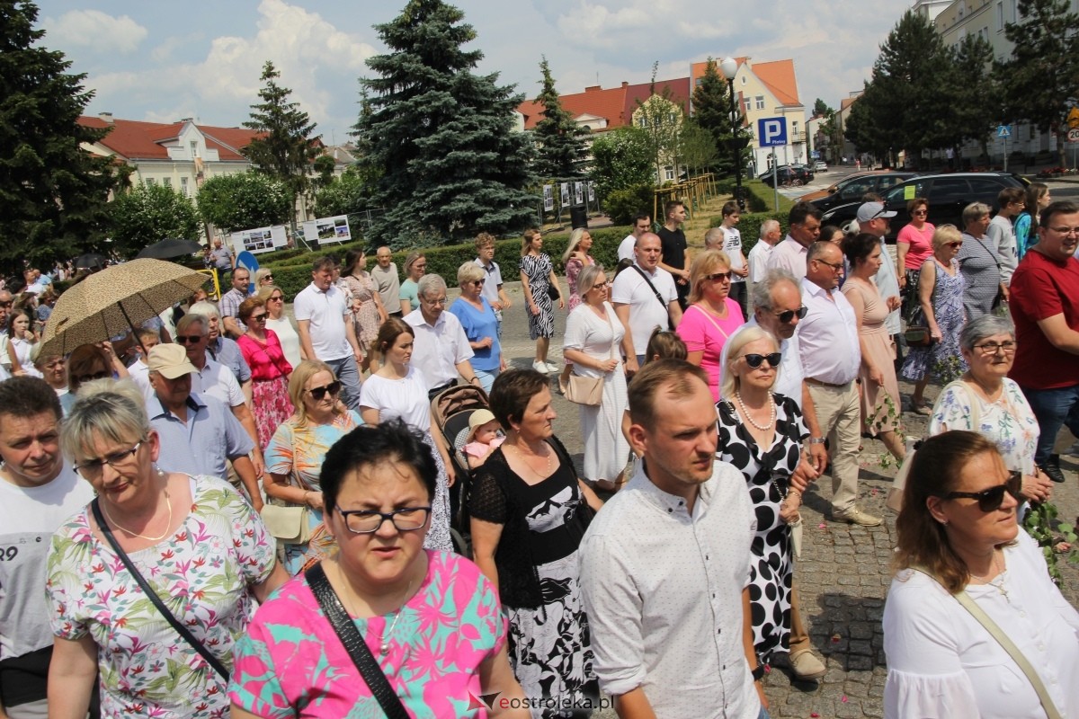 Boże Ciało 2024: Procesja w kościele pw. Nawiedzenia NMP w Ostrołęce [30.05.2024] - zdjęcie #3 - eOstroleka.pl