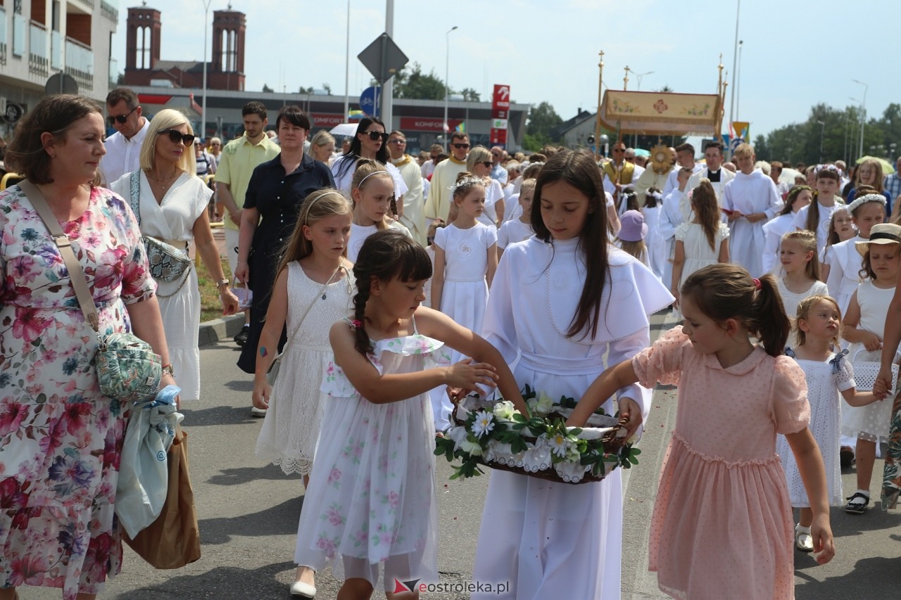 Boże Ciało 2024. Procesja parafii Zbawiciela Świata w Ostrołęce [30.05.2024] - zdjęcie #101 - eOstroleka.pl