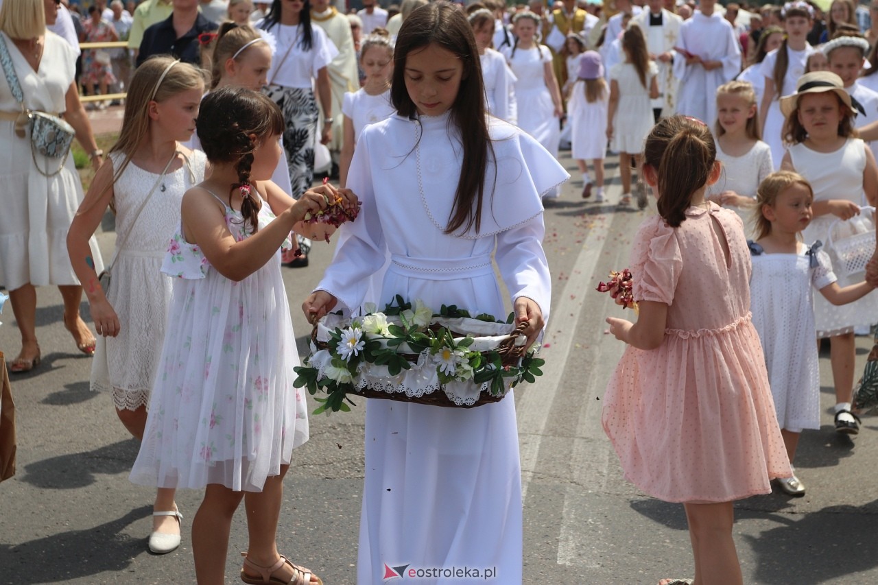 Boże Ciało 2024. Procesja parafii Zbawiciela Świata w Ostrołęce [30.05.2024] - zdjęcie #99 - eOstroleka.pl
