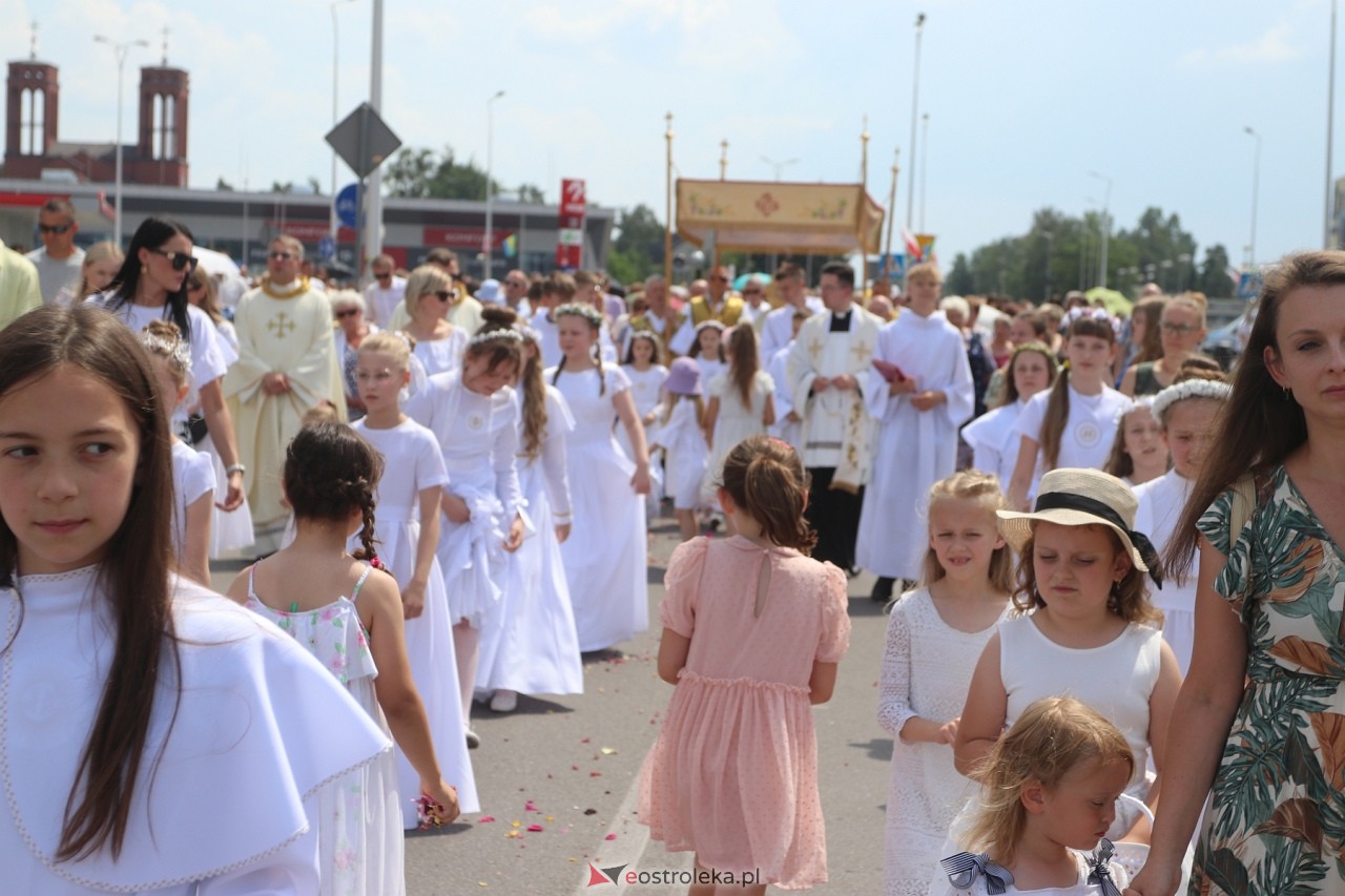 Boże Ciało 2024. Procesja parafii Zbawiciela Świata w Ostrołęce [30.05.2024] - zdjęcie #97 - eOstroleka.pl