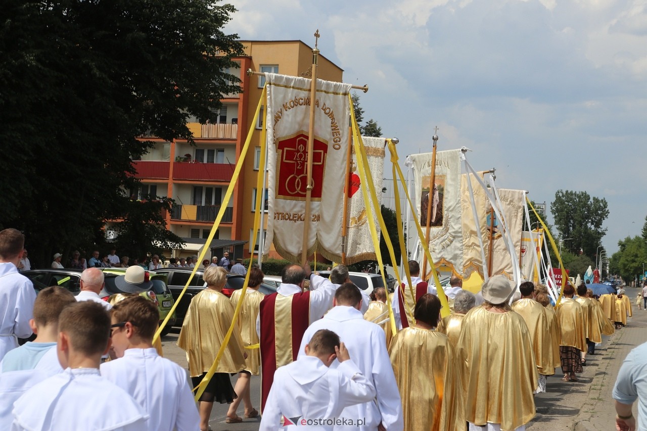 Boże Ciało 2024. Procesja parafii Zbawiciela Świata w Ostrołęce [30.05.2024] - zdjęcie #96 - eOstroleka.pl