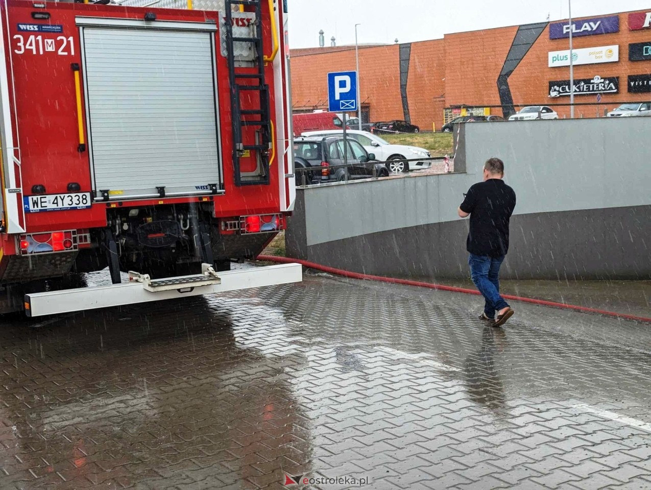 Zalany garaż bloku przy Goworowskiej [01.06.2024] - zdjęcie #14 - eOstroleka.pl