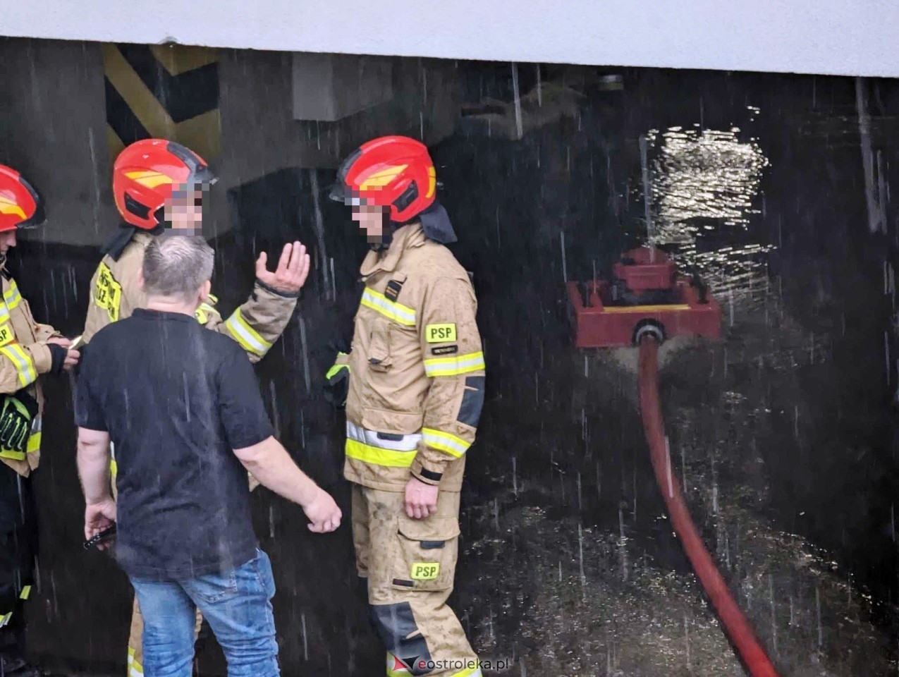 Zalany garaż bloku przy Goworowskiej [01.06.2024] - zdjęcie #12 - eOstroleka.pl