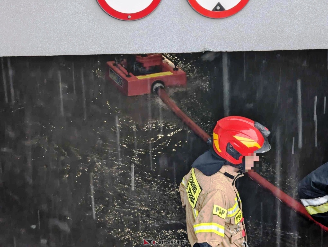 Zalany garaż bloku przy Goworowskiej [01.06.2024] - zdjęcie #6 - eOstroleka.pl