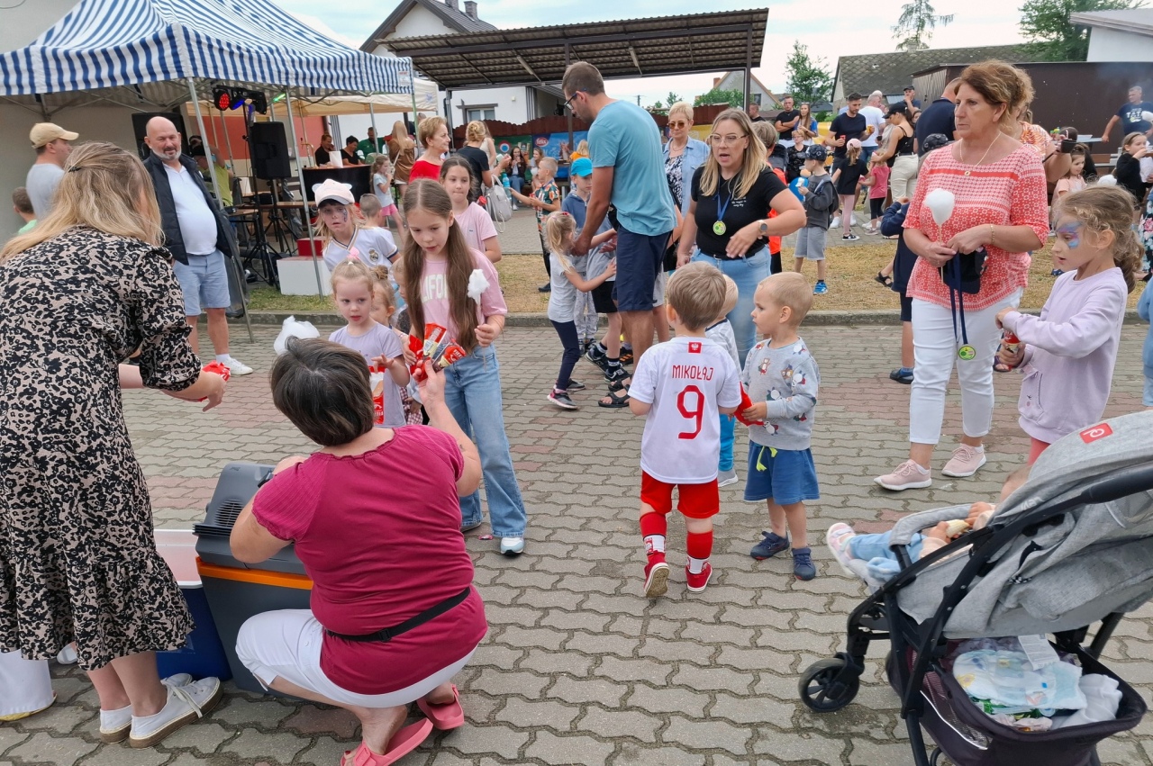 Festyn z okazji Dnia Dziecka w Durlasach [01.06.2024] - zdjęcie #32 - eOstroleka.pl