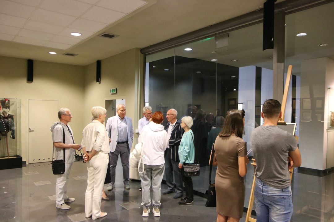 Wernisaż wystawy - „Rysunek Romualda Zerycha. Kontur oblicza” [08.06.24] - zdjęcie #8 - eOstroleka.pl