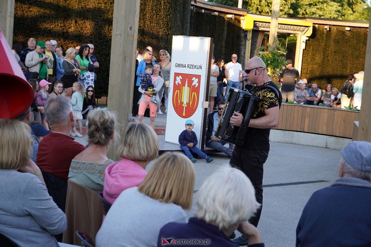 „Muzyczne Lato w Tężni”: Robert Prusiński Accordion Show [9.06.2024] - zdjęcie #16 - eOstroleka.pl