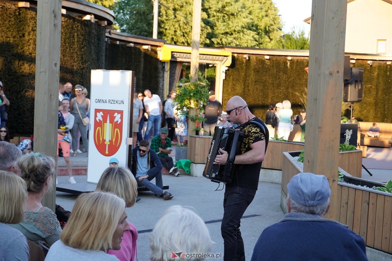 „Muzyczne Lato w Tężni”: Robert Prusiński Accordion Show [9.06.2024] - zdjęcie #15 - eOstroleka.pl