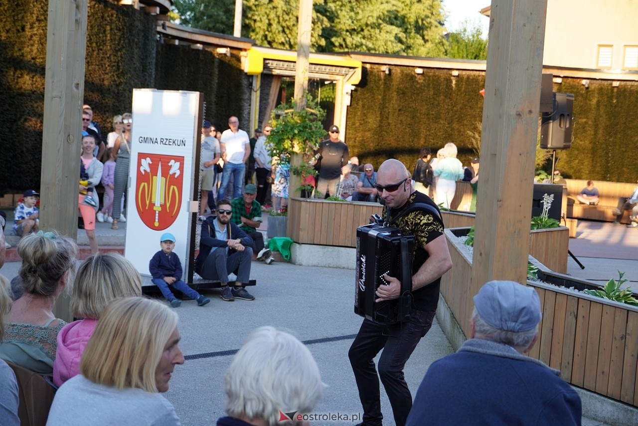 „Muzyczne Lato w Tężni”: Robert Prusiński Accordion Show [9.06.2024] - zdjęcie #14 - eOstroleka.pl