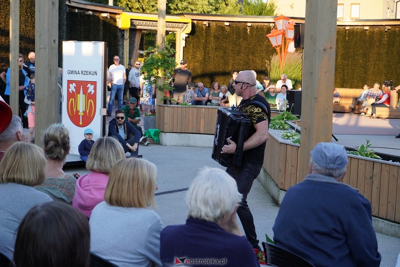 „Muzyczne Lato w Tężni”: Robert Prusiński Accordion Show [9.06.2024] - zdjęcie #12 - eOstroleka.pl