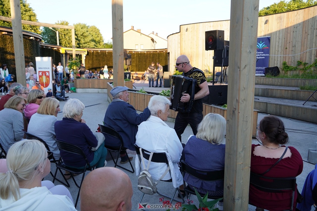 „Muzyczne Lato w Tężni”: Robert Prusiński Accordion Show [9.06.2024] - zdjęcie #10 - eOstroleka.pl