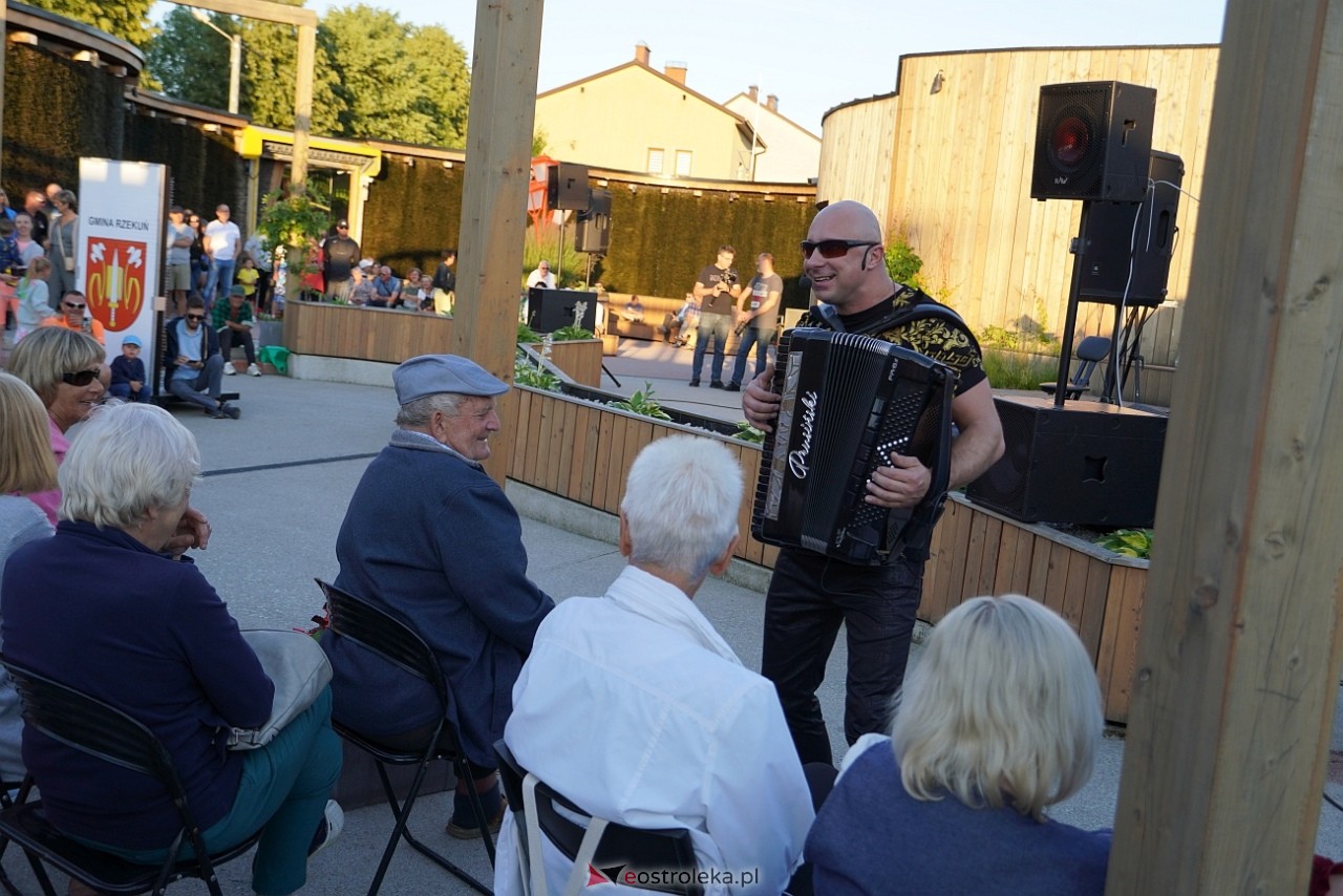 „Muzyczne Lato w Tężni”: Robert Prusiński Accordion Show [9.06.2024] - zdjęcie #6 - eOstroleka.pl
